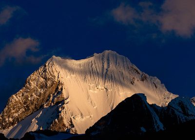 Última luz sobre el Yerupajá, Huayhuash. (vertical)