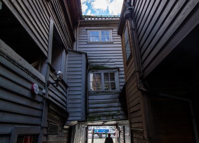 Fotógrafo en Bryggen – Bergen, Noruega