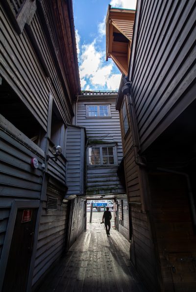 Fotógrafo en Bryggen – Bergen, Noruega