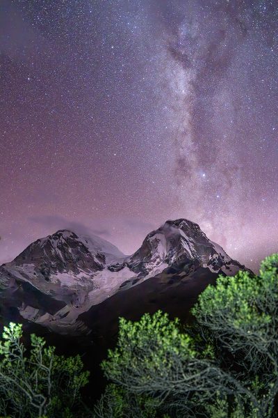 Vía Láctea sobre el Huascarán II –  Perú
